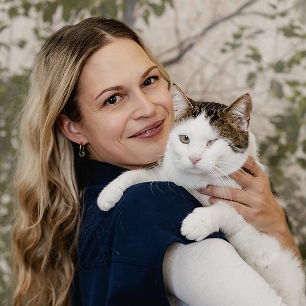 Tierärztin Jennifer Weiher mit Katze